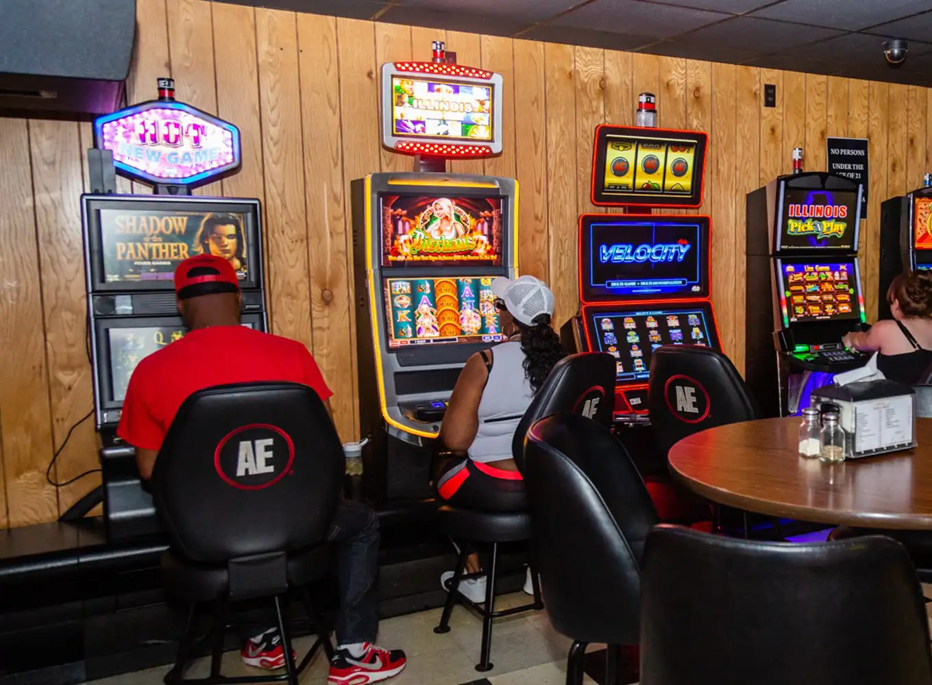 people playing slot machines at decatur illinois bar